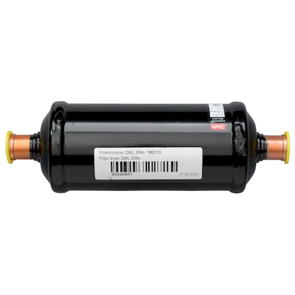 Roth Filtertrockner in zylindrischer Form mit zwei Kupferanschlüssen. Gehäuse in schwarz, mit Etikett und Barcode auf einer Seite. Design für die Anwendung in Kühlsystemen.